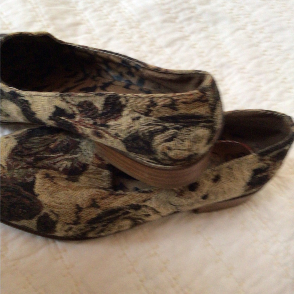 Tapestry loafers from 80/20, Size 8 - Picture 3 of 6